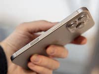 Une personne tenant un iPhone 16 Pro montrant son design élégant et son double appareil photo.