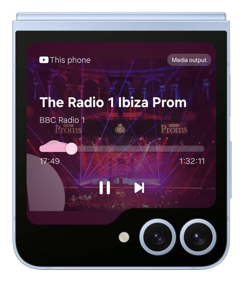 Le Galaxy Z Flip 6 montrant un lecteur de musique avec The Radio 1 Ibiza Prom de BBC Radio 1