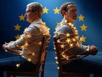 Deux hommes assis dos à dos, attachés avec des lumières, sur un fond bleu avec des étoiles européennes.