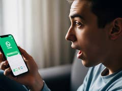 Une personne surprise en utilisant WhatsApp sur un smartphone.