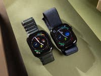 Deux modèles d'Apple Watch Series 10 sur une surface verte, l'un avec un bracelet vert et l'autre avec un bracelet bleu.