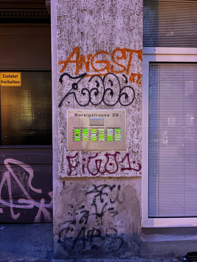 Photo de nuit avec lu0027Apple iPhone 16e - appareil photo principal 1x