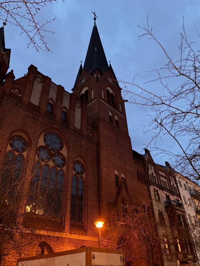 Photo de nuit avec lu0027Apple iPhone 16e - appareil photo principal 1x