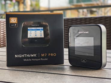 Netgear Nighthawk M7 Pro posé sur une table avec son emballage