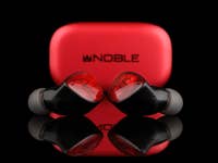 Écouteurs intra-auriculaires Noble Audio Fokus Amadeus avec un étui rouge.