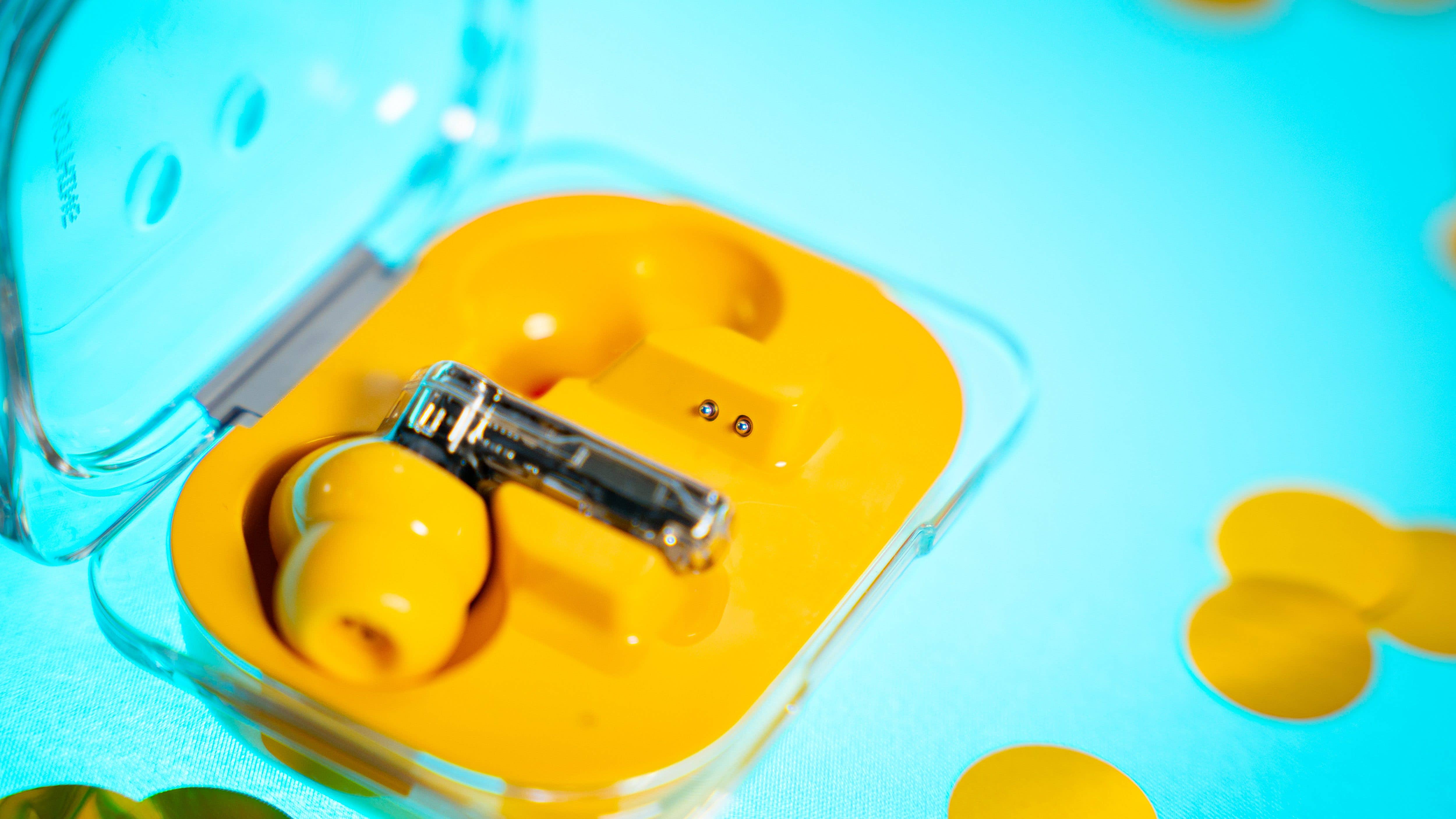 Le placement des Nothing Ear (a) dans leur boîtier