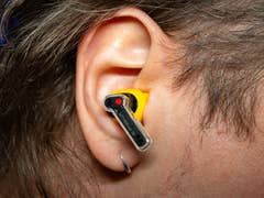 Le écouteurs Nothing Ear (a) dans une oreille droite