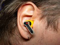 Le écouteurs Nothing Ear (a) dans une oreille droite