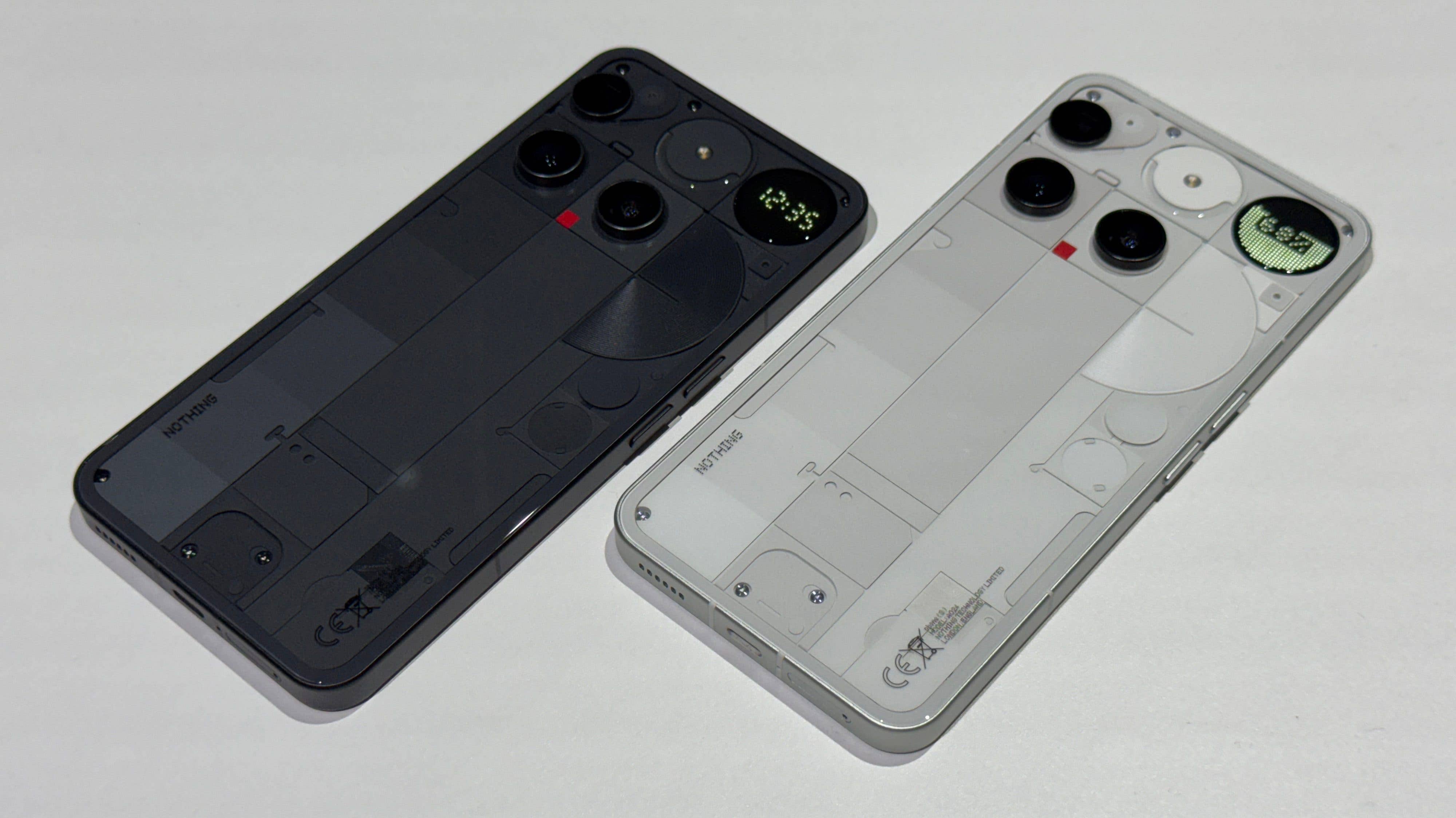 Le Nothing Phone 3 dans ses deux coloris.