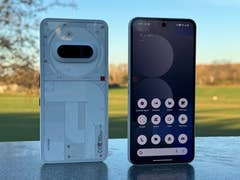 Rien Phone 3a montré des deux côtés, avec un dos clair et une interface de couleur vive.