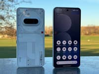 Rien Phone 3a montré des deux côtés, avec un dos clair et une interface de couleur vive.