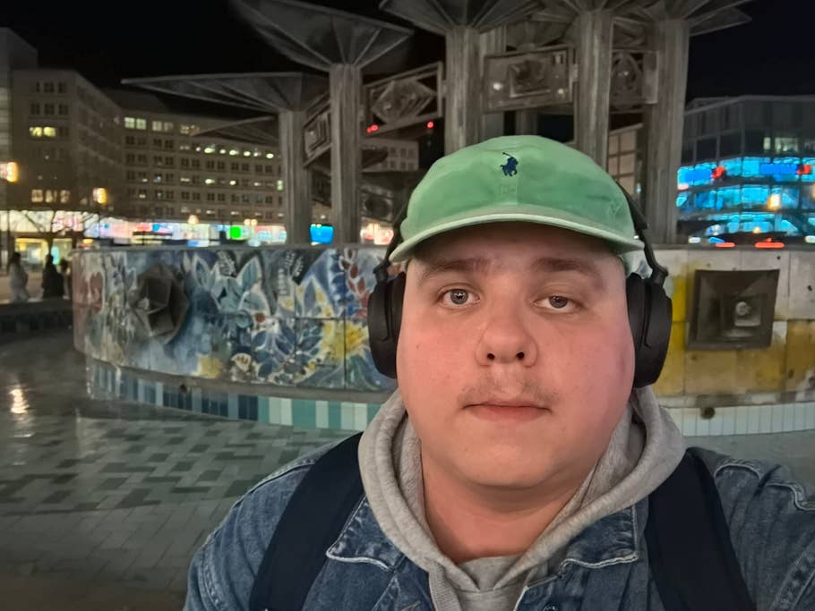 Selfie pris de nuit avec le Nothing Phone (2a)