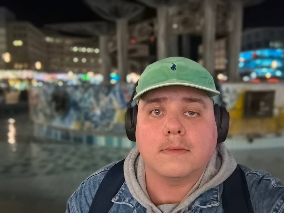 Selfie pris de nuit avec le Nothing Phone (2a)