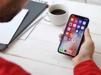 Un homme avec un téléphone portable à la main.