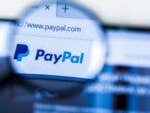 Logo PayPal à travers une loupe