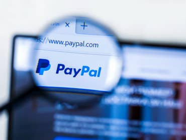 Logo PayPal à travers une loupe