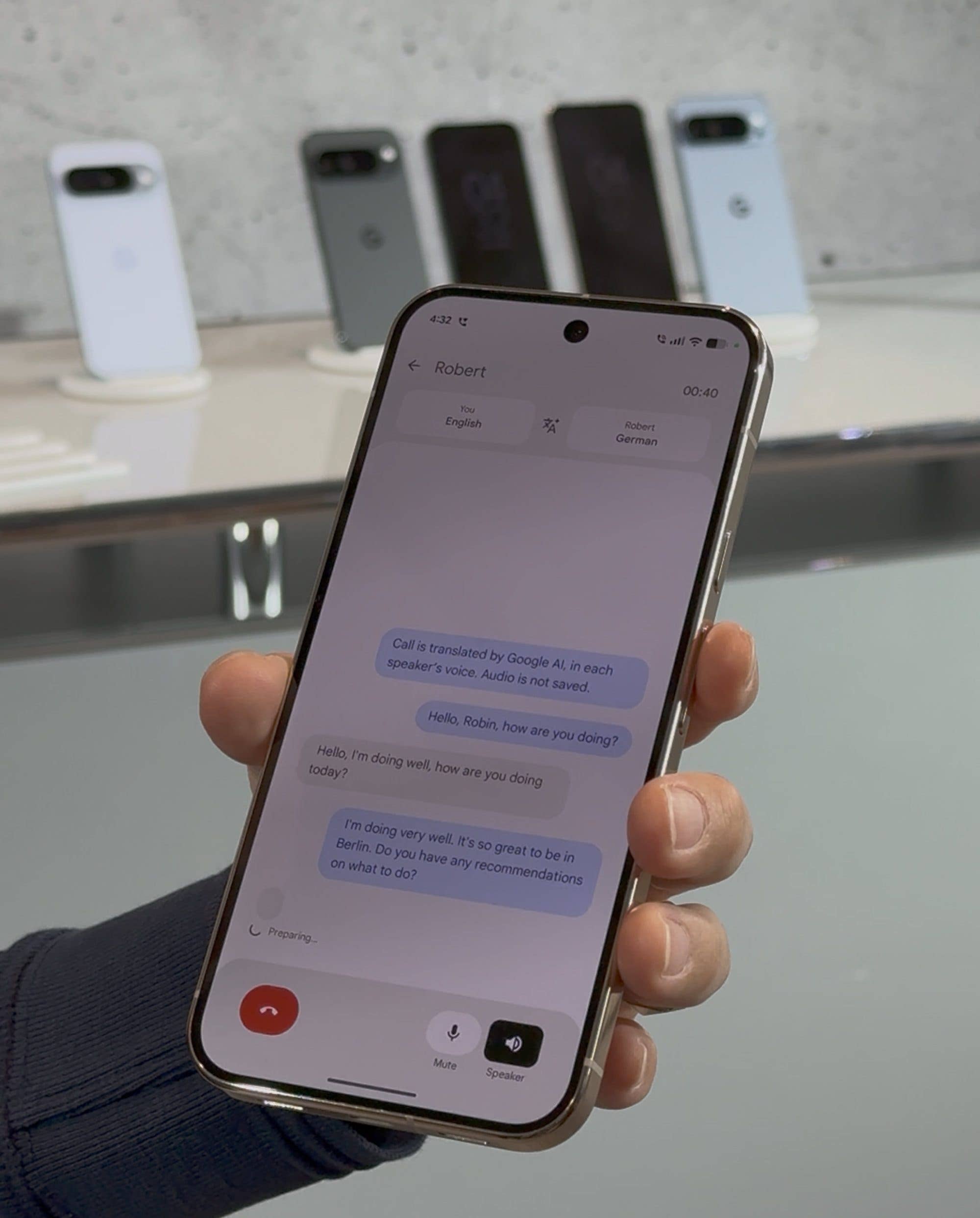 Une personne tenant un Google Pixel 10 affichant une conversation traduite.