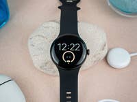 La Google Pixel Watch 2 conserve l'écran Oled de 1,2 pouce, mais bénéficie d'une construction en aluminium plus légère. / © nextpit