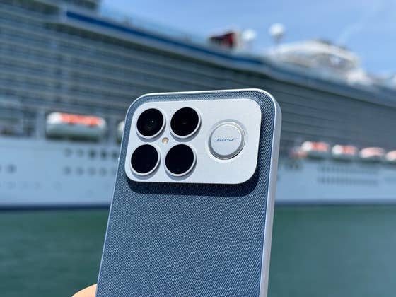 Test sonore d’un smartphone avec double haut-parleur et caisson de basse