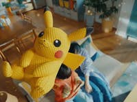 Gros plan d'un jouet en peluche Pikachu avec une expression ludique, flottant dans un fond de pièce confortable.