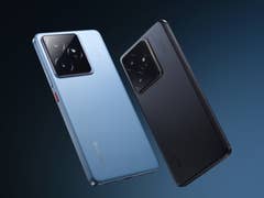 Deux smartphones realme GT 7 en bleu et noir, inclinés sur un fond sombre.