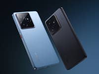 Deux smartphones realme GT 7 en bleu et noir, inclinés sur un fond sombre.
