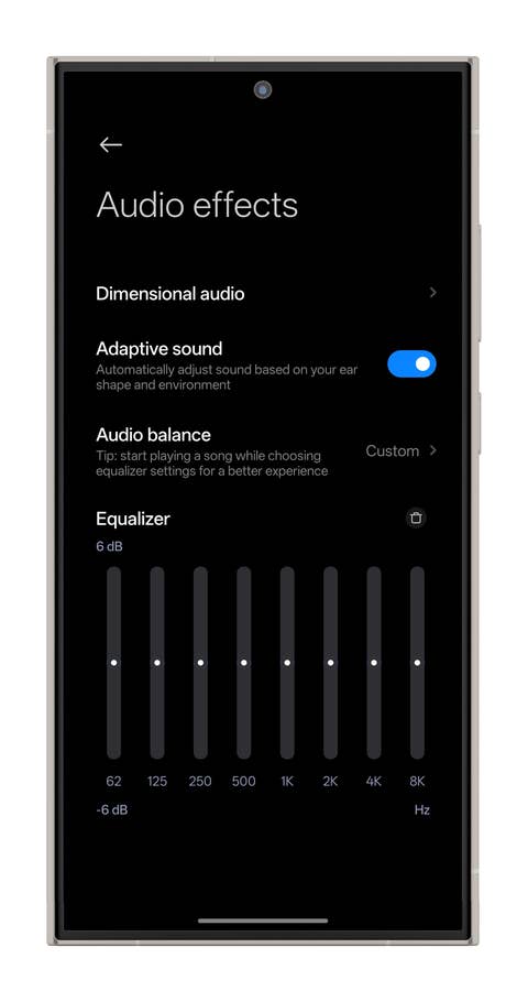 Écran des paramètres pour les effets audio avec options de son adaptatif et ajustements du0027égaliseur.