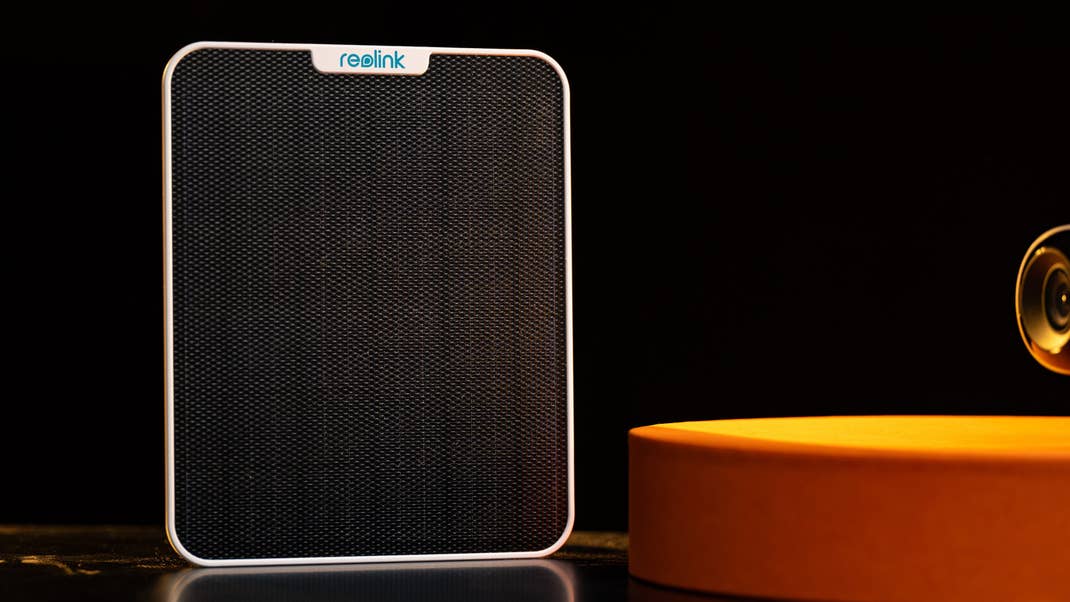 Le panneau solaire de la caméra de surveillance Reolink Argus 4 Pro posé certicaement et vu de face. Le panneau solaire de la caméra de surveillance Reolink Argus 4 Pro posé certicaement et vu de face.