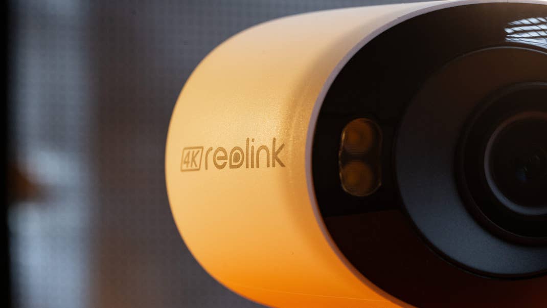 Zoom sur le logo Reolink sur la caméra de surveillance Argus 4 Pro. Zoom sur le logo Reolink sur la caméra de surveillance Argus 4 Pro.