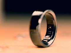 La bague connectée Rogbid Smart Ring posée verticalement