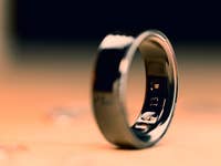 La bague connectée Rogbid Smart Ring posée verticalement