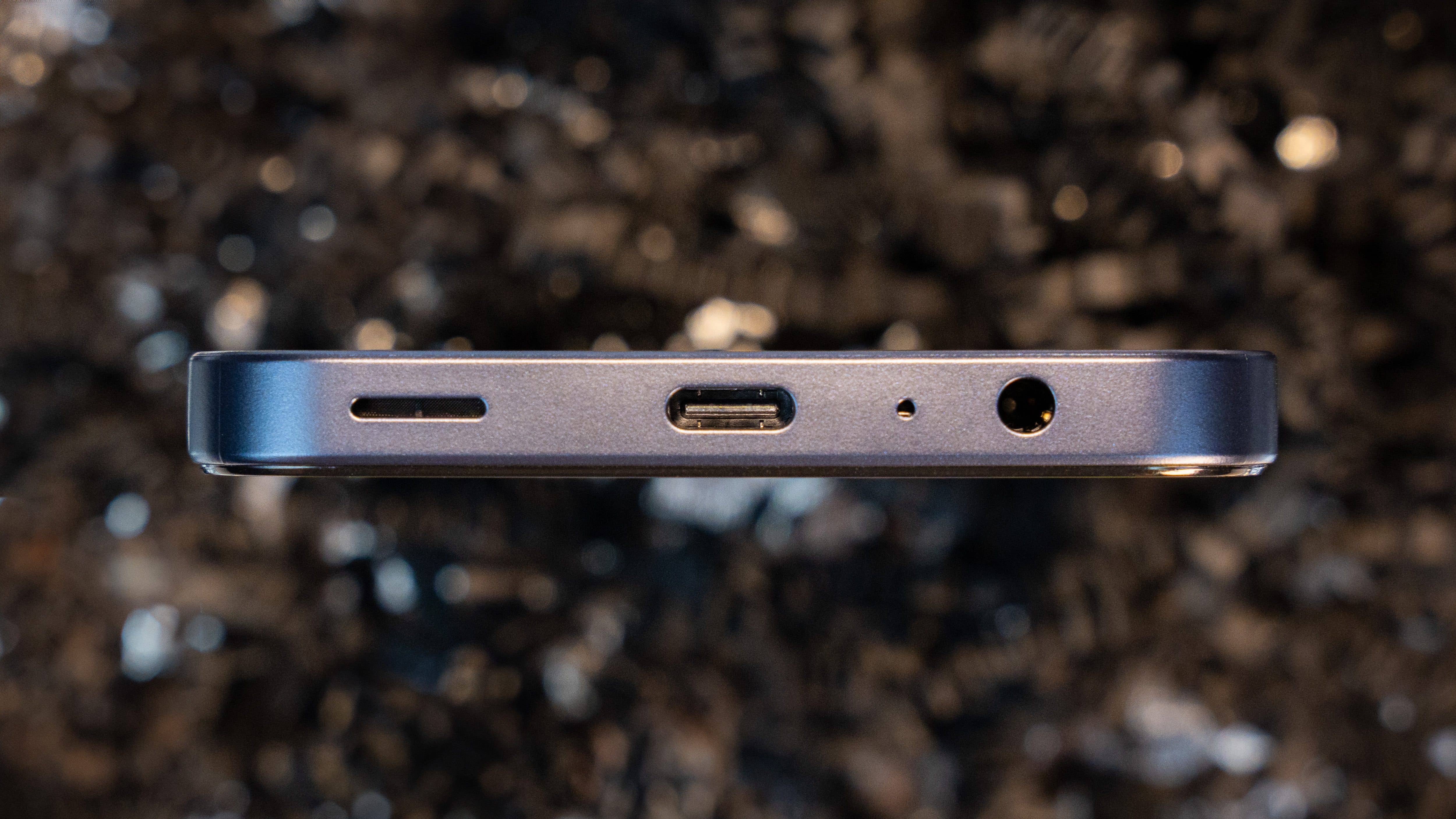 La tranche inférieure du Samsung Galaxy A15 5G avec son port USB-C, sa prise jack 3,5 mm et son haut-parleur mono