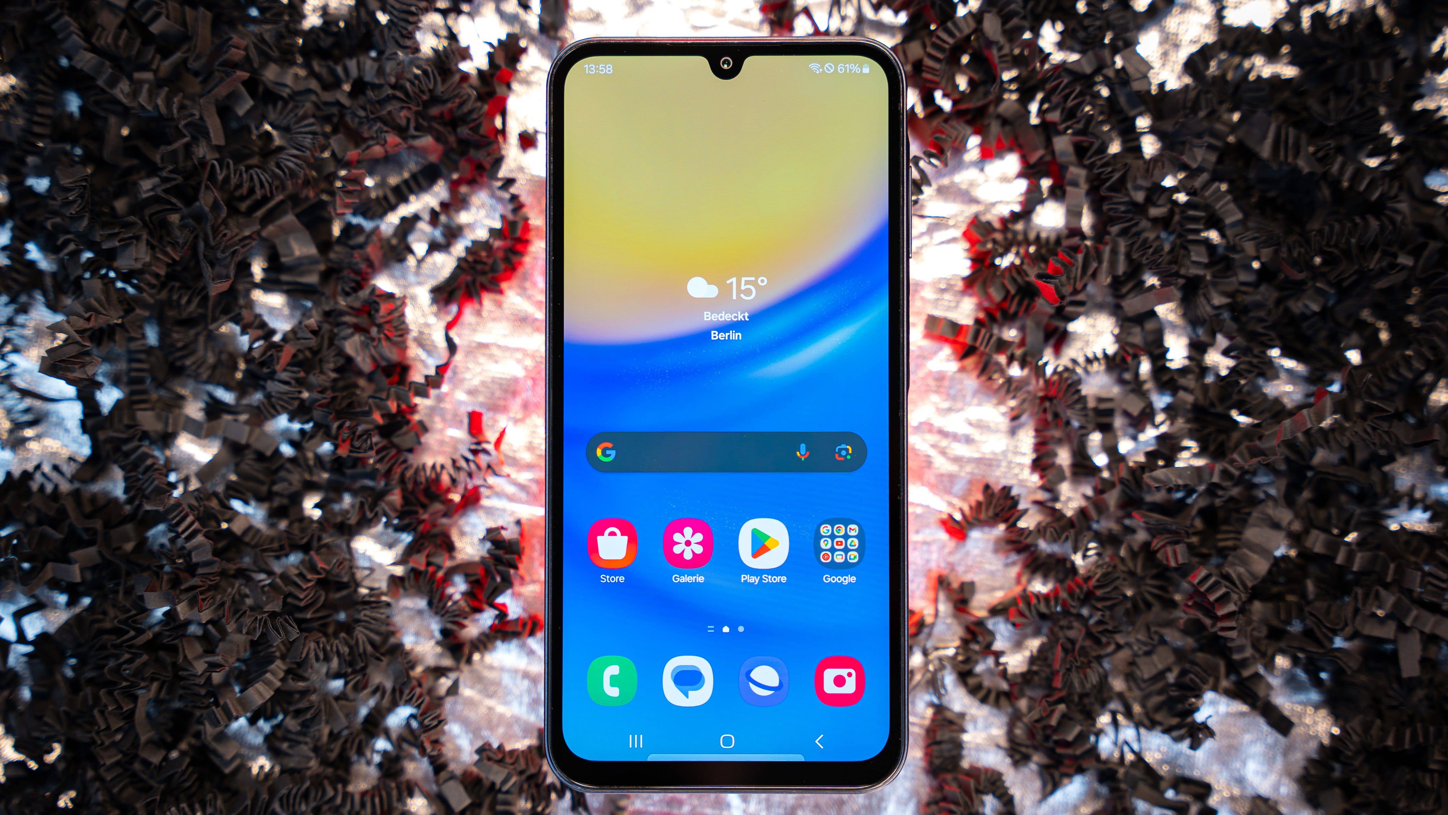 Le Samsung Galaxy A15 5G vu de face avec son écran Amoled allumé