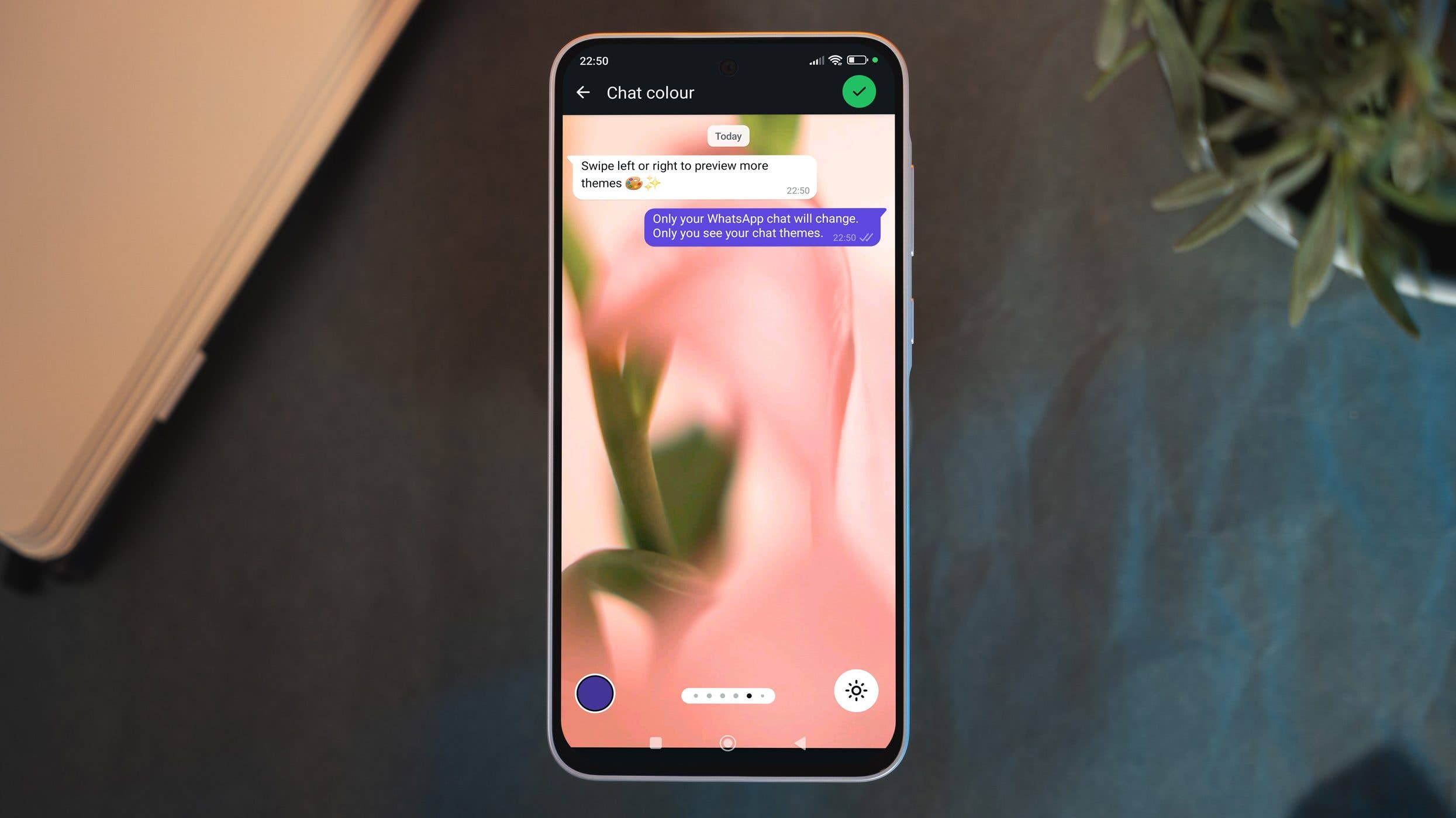 Un Samsung Galaxy A35 affichant l'interface de Whatsapp