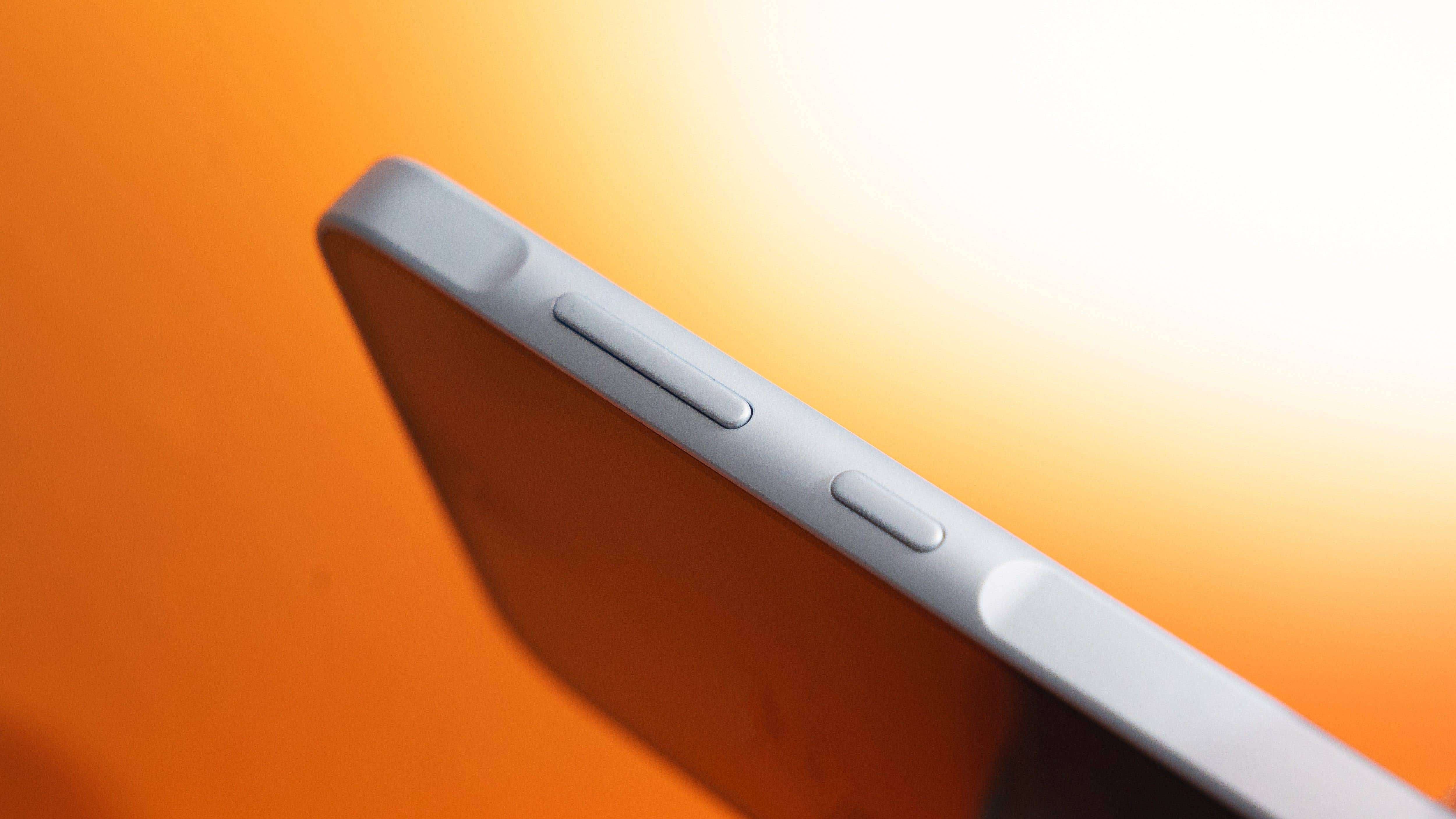 La tranche du Galaxy A35 avec les boutons