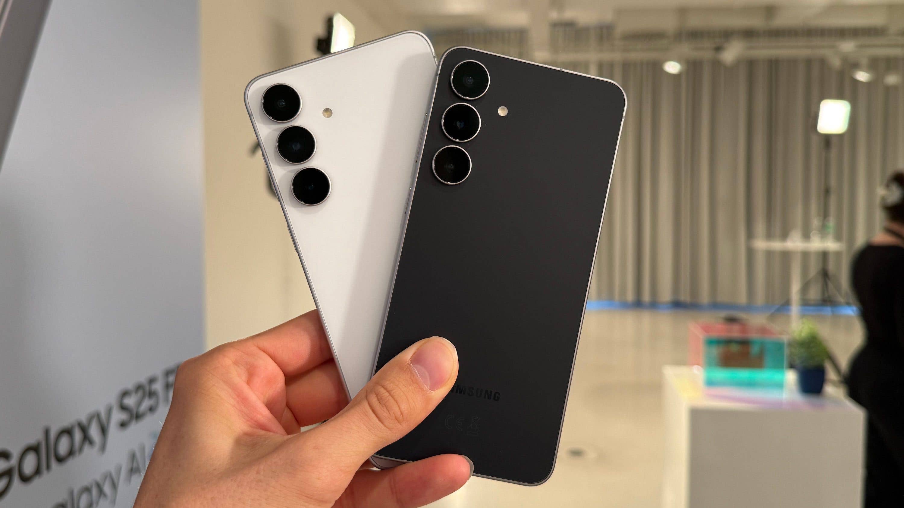 Samsung Galaxy S25 FE en noir et en blanc.