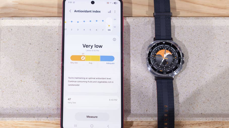 Une Samsung Galaxy Watch 8 Classic à côté du0027un téléphone affichant lu0027indice antioxydant.
