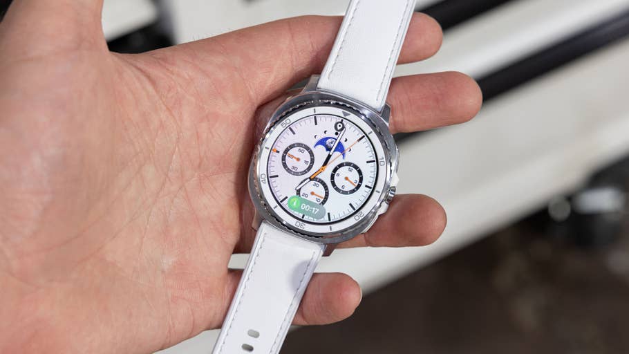 Une personne tient une Samsung Galaxy Watch 8 Classic avec bracelet blanc et différents cadrans.