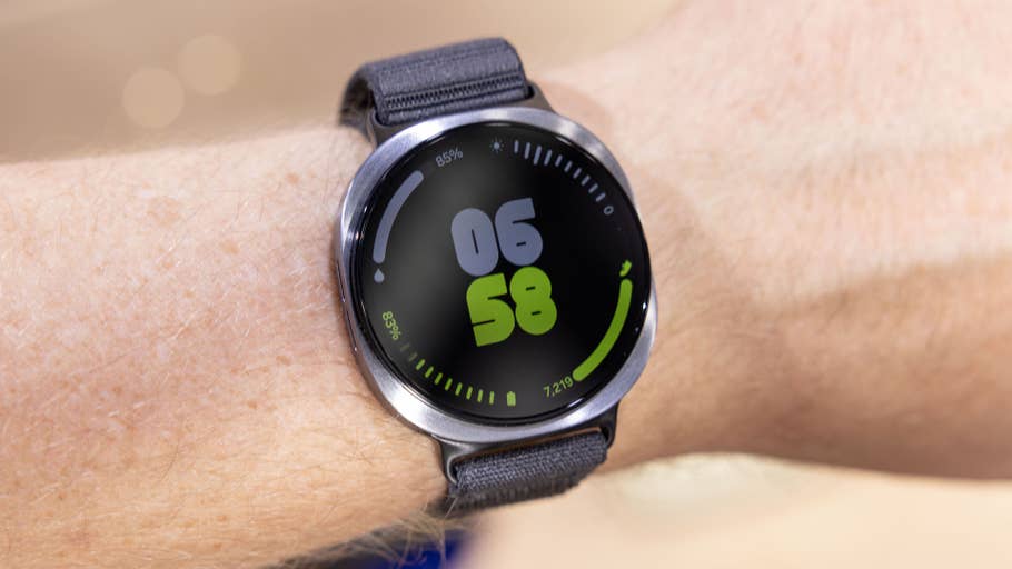 Gros plan sur une Samsung Galaxy Watch 8 Classic affichant 06:58 et un niveau de batterie de 85%.