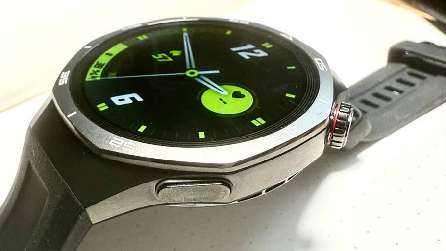 Gros plan de la Huawei Watch GT 5 Pro avec un bracelet noir et un écran rond affichant une interface verte et noire.