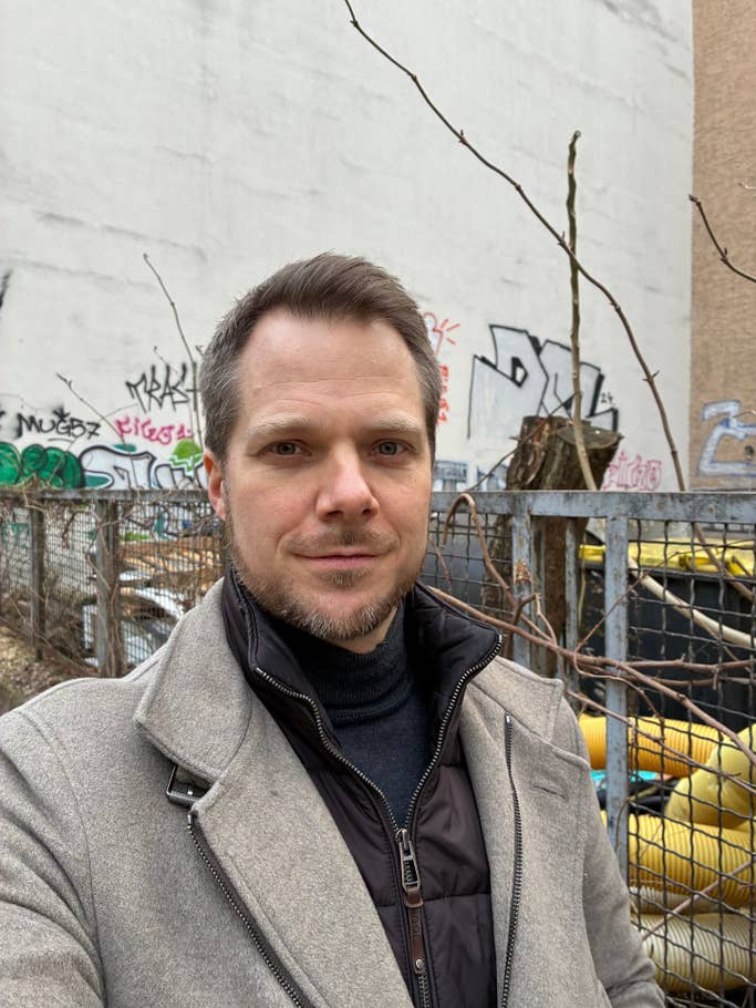 Portrait avec lu0027Apple iPhone 16e - Caméra principale 1x