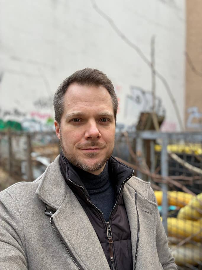 Portrait avec lu0027Apple iPhone 16e - Caméra principale 1x