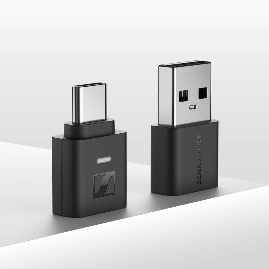 Dongles Bluetooth USB Sennheiser BTD 700, un USB-A e un USB-C, posizionati su una superficie bianca.
