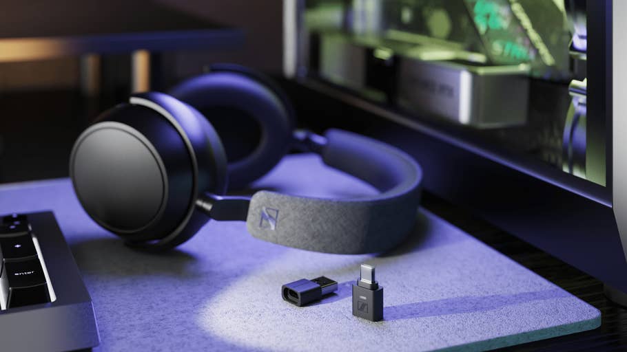 Casque Sennheiser BTD 700 à côté du0027un dongle USB sur un bureau avec un clavier.