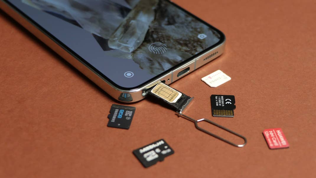 Un emplacement SIM et microSD d