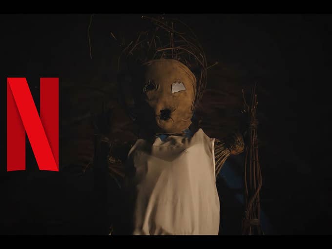 Un mannequin de paille et un N Netflix sur fond noir