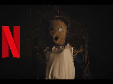 Un mannequin de paille et un N Netflix sur fond noir