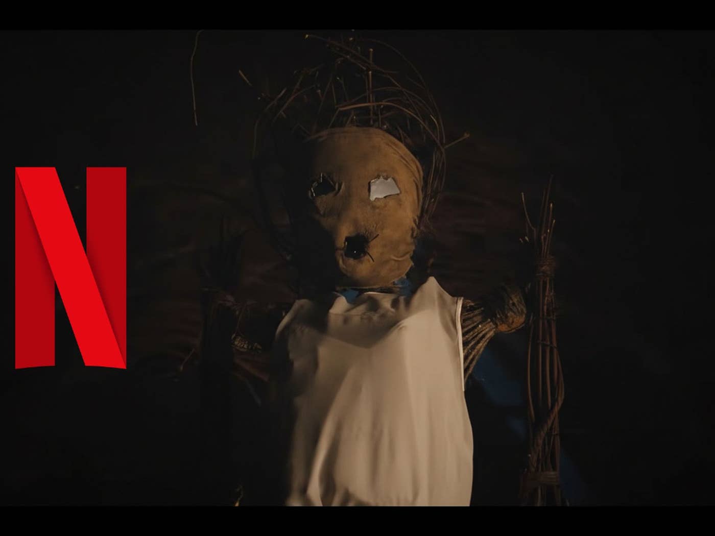Un mannequin de paille et un N Netflix sur fond noir