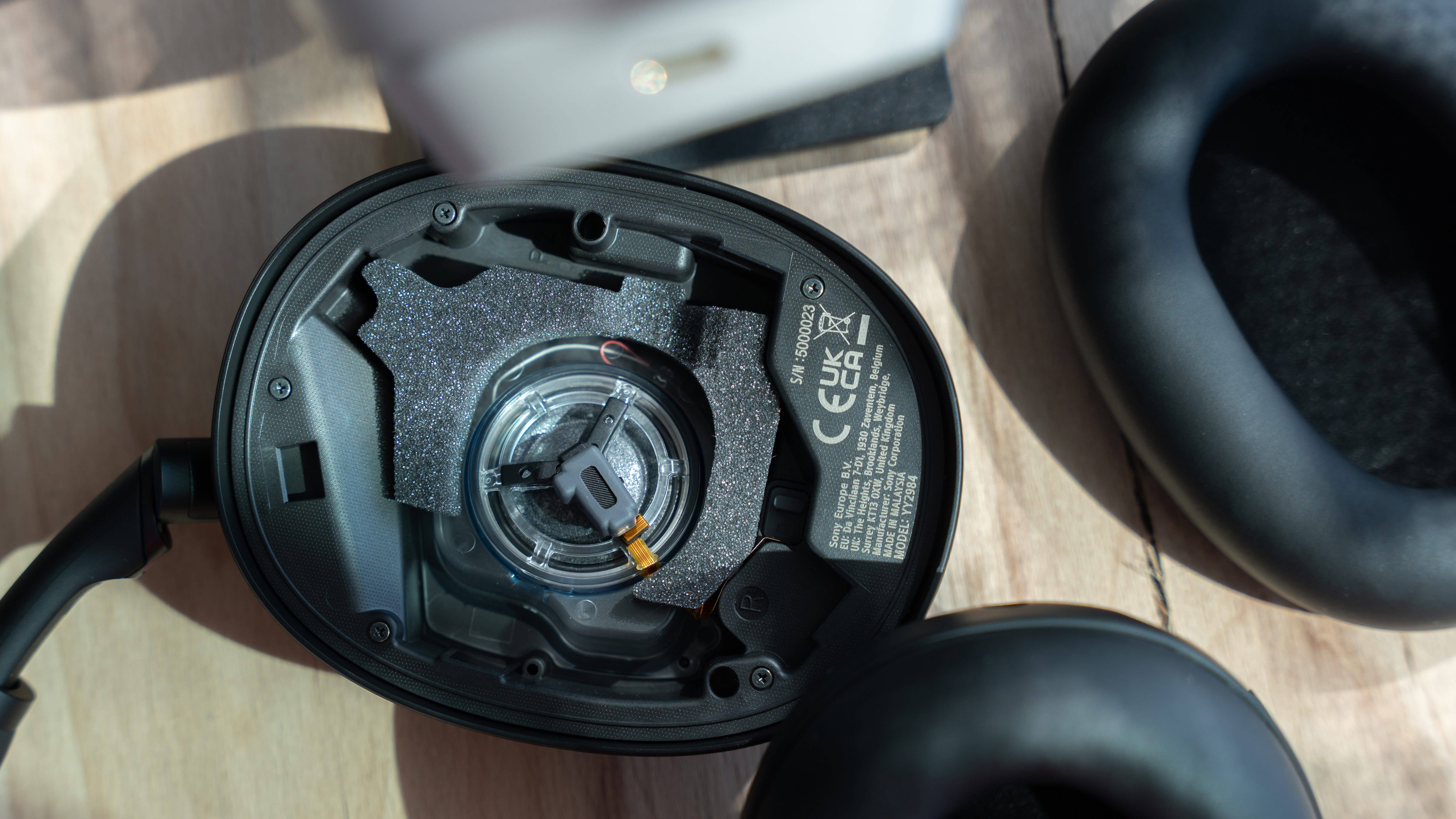 Gros plan des composants internes des écouteurs Sony WH-1000XM6.