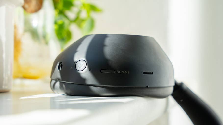 Gros plan sur les écouteurs Sony WH-1000XM6 montrant des boutons et un design élégant.